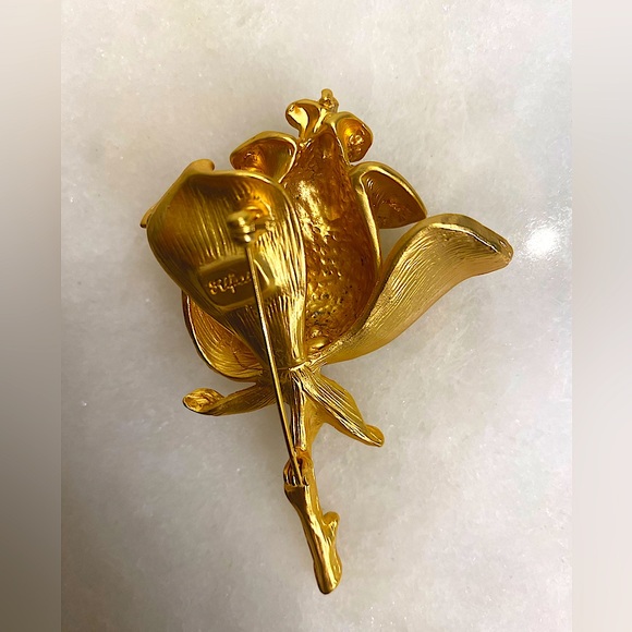 Golden Brooch - Picture 2 of 4